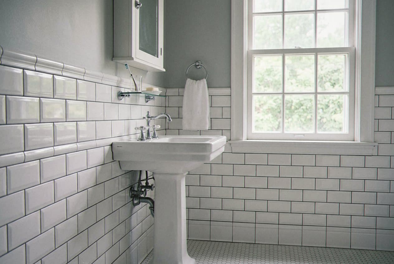 Vintage-style subway tile bathroom with a pedestal sink